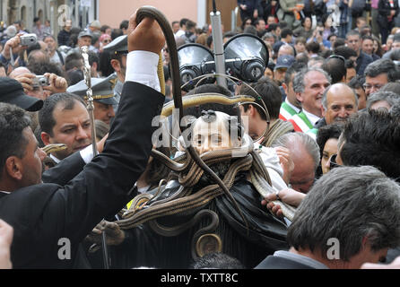 Eine Statue des hl. Domenico, durch lebende Schlangen umgeben, wird von anbetern während der Prozession das jährliche St. Domenico's in den Straßen von Cocullo, Italien, am 1. Mai 2012 statt. Die Prozession wird jedes Jahr am ersten Mai statt. St. Domenico wird geglaubt, der Schutzpatron für Menschen, die von Schlangen gebissen worden zu sein. UPI/Stefano Spaziani Stockfoto