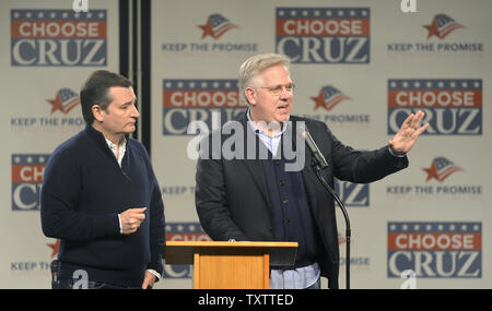 Konservative politische Kommentator und Radio- und TV-host Glenn Beck (R) macht die Erläuterungen sind wie Texas Senator Ted Cruz, 2016 der Republikanische Präsidentschaftskandidat, hört während der Halte das Versprechen "Rallye an der Glaube Baptist Bible College, 23. Januar 2016, in Ankeny, Iowa. Cruz läuft gegen einen großen Bereich der GOP Anwärter, einschließlich Immobilien Mogul Donald J. Trumpf, Florida sen Marco Rubio und pensionierte Neurochirurgen Ben Carson vor der ersten Iowa-in-der-nation Caucuses, 1. Februar. Foto von Mike Theiler/UPI Stockfoto