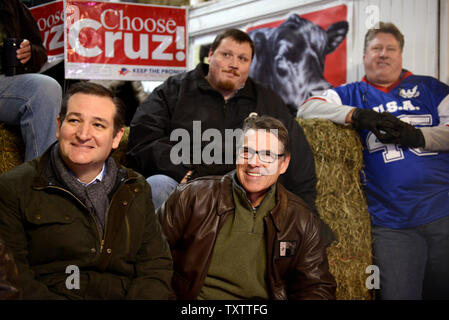 Texas Senator Ted Cruz, (L), 2016 der Republikanische Präsidentschaftskandidat, sitzt mit ehemaligen Texas reg. Rick Perry, wie Sie warten bei einer Wahlkampfveranstaltung in einer Scheune zu gehorchen Hills Ranch, 26. Januar 2016, in Osceola, Iowa zu machen. Cruz läuft gegen einen großen Bereich der GOP Anwärter, einschließlich Immobilien Mogul Donald J. Trumpf, Florida sen Marco Rubio und pensionierte Neurochirurgen Ben Carson vor der ersten Iowa-in-der-nation Caucuses, 1. Februar. Foto von Mike Theiler/UPI Stockfoto