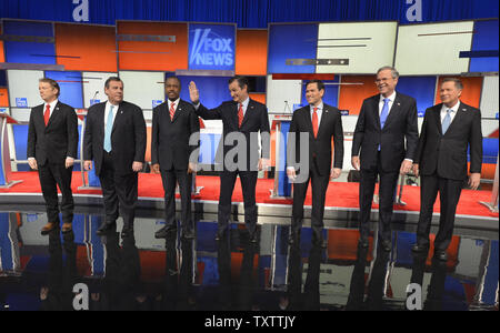 2016 republikanischen Präsidentschaftskandidaten (L-R) Kentucky sen Paul Rand, New Jersey reg. Chris Christie, pensionierter Neurochirurgen Ben Carson, Texas Senator Ted Cruz, Florida sen Marco Rubio, ehemalige Florida reg. Jeb Bush und Ohio reg. John Kasich versammeln sich auf der Bühne vor einer GOP Debatte von Fox News, 28. Januar 2016 veranstaltete, in Des Moines, Iowa. Der milliardenschwere Geschäftsmann Donald J. Trumpf hat die Debatte, die die letzte vor Iowa's First-in-der-nation Caucuses, 1. Februar boykottiert. Foto von Mike Theiler/UPI Stockfoto