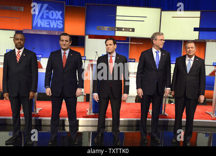 2016 republikanischen Präsidentschaftskandidaten (L-R) pensionierte Neurochirurgen Ben Carson, Texas Senator Ted Cruz, Florida sen Marco Rubio, ehemalige Florida reg. Jeb Bush und Ohio reg. John Kasich versammeln sich auf der Bühne vor einer GOP Debatte von Fox News, 28. Januar 2016 veranstaltete, in Des Moines, Iowa. Der milliardenschwere Geschäftsmann Donald J. Trumpf hat die Debatte, die die letzte vor Iowa's First-in-der-nation Caucuses, 1. Februar boykottiert. Foto von Mike Theiler/UPI Stockfoto