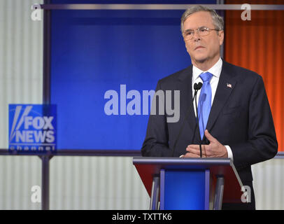 2016 der Republikanische Präsidentschaftskandidat ehemalige Florida reg. Jeb Bush hört Bemerkungen während einer GOP Debatte von Fox News, 28. Januar 2016 veranstaltete, in Des Moines, Iowa. Der milliardenschwere Geschäftsmann Donald J. Trumpf hat die Debatte, die die letzte vor Iowa's First-in-der-nation Caucuses, 1. Februar boykottiert. Foto von Mike Theiler/UPI Stockfoto