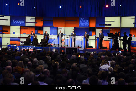 Allgemeine Ansicht der 2016 republikanischen Präsidentschaftskandidaten auf der Bühne (L-R) Kentucky sen Paul Rand, New Jersey reg. Chris Christie, pensionierter Neurochirurgen Ben Carson, Texas Senator Ted Cruz, Florida sen Marco Rubio, ehemalige Florida reg. Jeb Bush und Ohio reg. John Kasich während einer GOP Debatte von Fox News, 28. Januar 2016 veranstaltete, in Des Moines, Iowa. Der milliardenschwere Geschäftsmann Donald J. Trumpf hat die Debatte, die die letzte vor Iowa's First-in-der-nation Caucuses, 1. Februar boykottiert. Foto von Mike Theiler/UPI Stockfoto