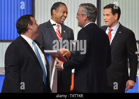 2016 republikanischen Präsidentschaftskandidaten (L-R) New Jersey reg. Chris Christie, pensionierter Neurochirurgen Ben Carson, ehemalige Florida reg. Und Florida Jeb Bush Sen. Marco Rubio teilen sich ein Lachen auf den Abschluss eines GOP Debatte von Fox News, 28. Januar 2016 veranstaltete, in Des Moines, Iowa. Der milliardenschwere Geschäftsmann Donald J. Trumpf hat die Debatte, die die letzte vor Iowa's First-in-der-nation Caucuses, 1. Februar boykottiert. Foto von Mike Theiler/UPI Stockfoto