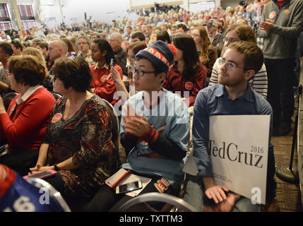 Unterstützer von Texas Senator Ted Cruz, 2016 der Republikanische Präsidentschaftskandidat, lauschen Sie bei einer Veranstaltung, 30. Januar 2016, in Ames, Iowa. Cruz läuft gegen einen großen Bereich der GOP Kandidaten, darunter der milliardenschwere Geschäftsmann Donald J. Trumpf, Florida sen Marco Rubio und pensionierte Neurochirurgen Ben Carson, wie die Kampagnen von Köpfen in der Zielgeraden, vor der ersten Iowa-in-der-nation Caucuses, 1. Februar. Foto von Mike Theiler/UPI Stockfoto