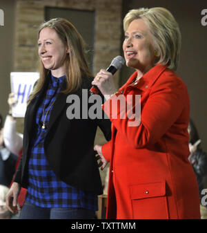 Der frühere Außenminister und Senatorin Hillary Clinton, (R), 2016 Demokratische Präsidentschaftskandidat, erkennt Applaus mit Tochter Chelsea, die schwanger ist, während einer Veranstaltung, 26. Januar 2016, in Carroll, Iowa. Clinton läuft gegen den ehemaligen Maryland reg. Martin O'Malley und Vermont Senator Bernie Sanders, wie die Kampagnen von Köpfen in der Zielgeraden vor dem Iowa erste-in-der-Nation caucuses Februar 1. Foto von Mike Theiler/UPI Stockfoto