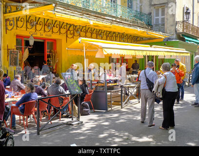 Arles, Frankreich: die Besucher der Stadt Essen und Trinken im Café La Nuit, bekannt durch Vincent Van Gogh Gemälde "Café Terrasse bei Nacht' Stockfoto