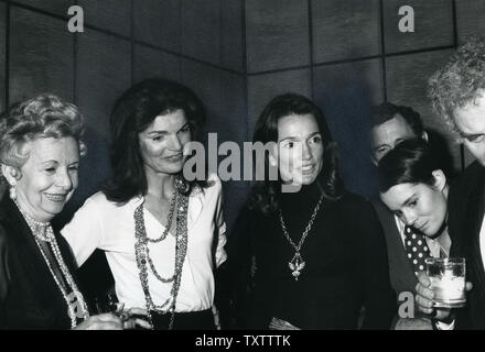 Jacqueline Kennedy Onassis (2. L) besucht einen Teil mit ihrer Schwester Lee Radziwill in New York am 19. Dezember 1972. UPI Stockfoto