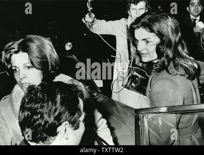 Jacqueline Kennedy Onassis (L) Spaziergänge durch die Medien in Paris auf Febraru 6, 1975. UPI Stockfoto