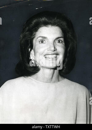 Jacqueline Kennedy Onassis kommt an der Metropolitan Opera gala Nutzen für die Performing Arts Research Center der New York Public Library in New York am 9. Mai 1976 zu besuchen. UPI Stockfoto