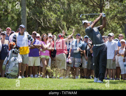 Tiger Woods, von Jupiter, Florida, Hits aus der Galerie auf dem letzten Loch der ersten Runde der Players Championship PGA Golf Turnier in Ponte Vedra Beach, Florida am 10. Mai 2012. Holz beendete die erste Runde auf zwei über Par. UPI/Mark Wallheiser Stockfoto