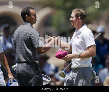 Tiger Woods, von Jupiter, Florida schüttelt Hände mit Hunter Mahan, der Colleyville, Texas nach der ersten Runde der Players Championship PGA Golf Turnier in Ponte Vedra Beach, Florida am 10. Mai 2012. UPI/Mark Wallheiser Stockfoto