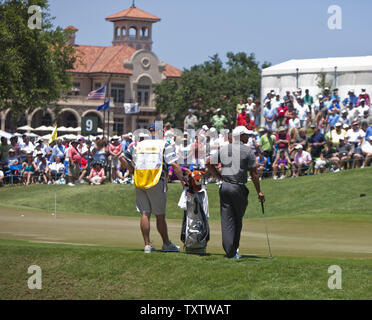 Tiger Woods, von Jupiter, Florida und seine Caddy Joe LaCava, auf der 9. Grün auf der ersten Runde der Players Championship PGA Golf Turnier in Ponte Vedra Beach, Florida warten am 10. Mai 2012. UPI/Mark Wallheiser Stockfoto