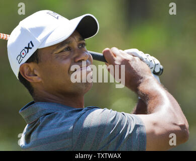 Tiger Woods, von Jupiter, Florida, T-Stücke weg in der 9. Bohrung in der ersten Runde der Players Championship PGA Golf Turnier in Ponte Vedra Beach, Florida am 10. Mai 2012. Holz beendete die erste Runde auf zwei über Par. UPI/Mark Wallheiser Stockfoto