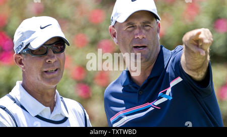 Stewart Cink, aus Duluth, Georgia, Gespräche mit hgis Caddy Frank Williams auf der 18-t-stück in der zweiten Runde der Players Championship PGA Golf Turnier in Ponte Vedra Beach, Florida am 11. Mai 2012. UPI/Mark Wallheiser Stockfoto