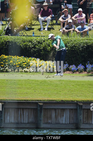 Martin Laird, aus Glasgow, Schottland hits seinem T-Stück, das im Wasser auf dem 17 Loch in der zweiten Runde der Players Championship PGA Golf Turnier in Ponte Vedra Beach, Florida am 11. Mai 2012. Laird ging auch im Wasser auf der vorherigen 16. UPI/Mark Wallheiser Stockfoto