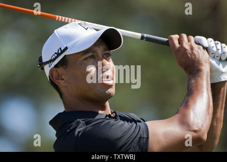 Tiger Woods, von Jupiter, Florida, Uhren sein T-Stück am Loch Nummer 9 in der zweiten Runde der Players Championship PGA Golf Turnier in Ponte Vedra Beach, Florida Schuß am 11. Mai 2012. UPI/Mark Wallheiser Stockfoto