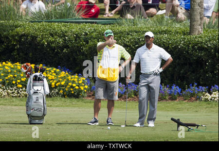 Tiger Woods und caddy Joe LaCava diskutieren den Schuß auf der 17-t-stück in der dritten Runde der Players Championship PGA Golf Turnier in Ponte Vedra Beach, Florida am 12. Mai 2012. Holz beendete den Tag mit einer 72 und einer 3 Tag insgesamt 214 Anschläge. UPI/Mark Wallheiser Stockfoto