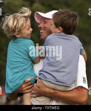 Matt Kuchar feiert den Gewinn der Meisterschaft die Spieler PGA Golf Turnier mit seinen Söhnen Carson (L) und Cameron an der TPC at Sawgrass in Ponte Vedra Beach, Florida am 13. Mai 2012. UPI/Mark Wallheiser Stockfoto