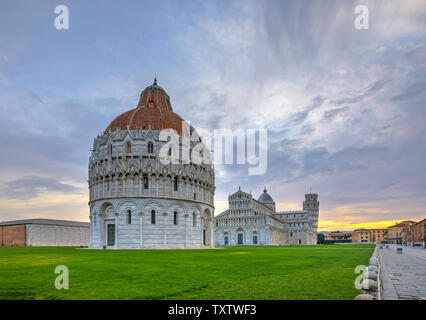 Die Taufkapelle im Vordergrund, dem Duomo und dem Schiefen Turm im Hintergrund, Pisa, Italien Stockfoto