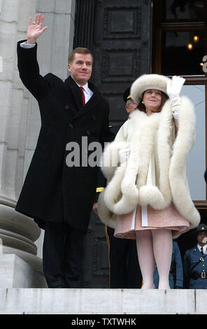 Neu vereidigten Gouverneur Matt Blunt und Frau Melanie Wave aus der Schritte der Missouri State Capitol Building in Jefferson City, MO am 10. Januar 2005. Stumpf, 34, succedes Bob Holden, die eine Amtszeit abgeschlossen. (UPI Foto/Rechnung Greenblatt) Stockfoto