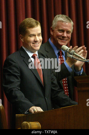 Missouri Gouverneur Matt Blunt liefert seinen jährlichen Zustand des Staates Adresse zu einer gemeinsamen Sitzung des Senats und der betriebsänderung im Haus Kammer am Missouri Capitol in Jefferson City, MO am 11. Januar 2006. Ständigen entlang Seite ist Leutnant. Peter Kinder. (UPI Foto/Rechnung Greenblatt) Stockfoto