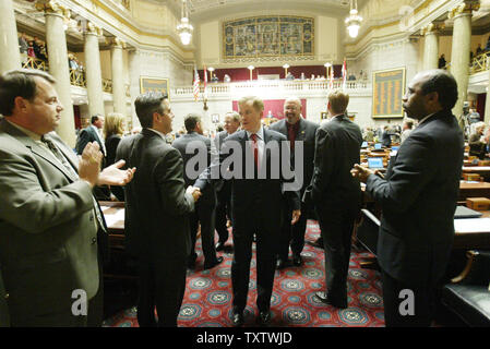 Missouri Gouverneur Matt Blunt schüttelt Hände der Gesetzgeber nach seiner jährlichen Zustand des Staates Adresse zu einer gemeinsamen Sitzung des Senats und der betriebsänderung im Haus Kammer am Missouri Capitol in Jefferson City, MO am 11. Januar 2006. (UPI Foto/Rechnung Greenblatt) Stockfoto