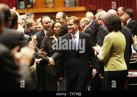 Missouri Gouverneur Matt Blunt schüttelt die Hände der Gesetzgeber nach seinem Zustand des Staates Rede an der Missouri Gesetzgebung im State Capitol Building in Jefferson City, Missouri am 24. Januar 2007. (UPI Foto/Rechnung Greenblatt) Stockfoto