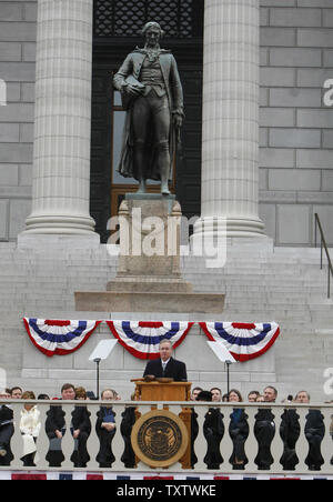 Neu vereidigten Missouri Gouverneur Jay Nixon liefert seine Rede zur Eröffnung auf den Stufen des Missouri Capitol Building im Schatten der Statue von Thomas Jefferson in Jefferson City am 12. Januar 2009. Nixon ist der Missouri 55 Gouverneur Matt Blunt gelingt. (UPI Foto/Rechnung Greenblatt) Stockfoto