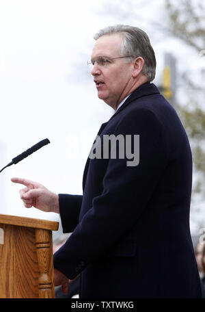 Neu vereidigten Missouri Gouverneur Jay Nixon liefert seine Rede zur Eröffnung auf den Stufen des Missouri Capitol Building am 12. Januar 2009. Nixon wird zum Missouri 55 Gouverneur Matt Blunt gelingt. (UPI Foto/Rechnung Greenblatt) Stockfoto