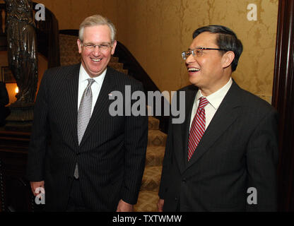 Missouri Gouverneur Jay Nixon (L) begrüßt Chinas Botschafter in den Vereinigten Staaten Zhou Wenzhong, während einer Abendessen an der Regler-villa in Jefferson City, Missouri am 1. Februar 2010. Botschafter Zhou ist in Missouri, die für die Bildung einer neuen Partnerschaft zu machen St. Louis ein Knotenpunkt für Chinas Mittelwesten handeln. Der Mittelwesten China Hub Kommission hofft Flugzeuge aus China wird der Landung am Lambert-St. Louis International Airport mit Waren im vierten Quartal dieses Jahres. Die Kommission fördert, dass St. Louis im Zentrum der Vereinigten Staaten mit guten Lkw und Schiene abilit befindet. Stockfoto