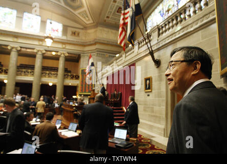 Zhou Wenzhong, Chinas Botschafter in den Vereinigten Staaten, erhält einen Blick auf den Missouri Repräsentantenhaus Kammern an der Missouri State Capitol, die während eines Besuchs auf dem Kapitol in Jefferson City, Missouri am 2. Februar 2010. Botschafter Zhou ist in Missouri, die für die Bildung einer neuen Partnerschaft zu machen St. Louis ein Knotenpunkt für Chinas Mittelwesten handeln. Der Mittelwesten China Hub Kommission hofft Flugzeuge aus China wird der Landung am Lambert-St. Louis International Airport mit Waren im vierten Quartal dieses Jahres. UPI/Rechnung Greenblatt Stockfoto