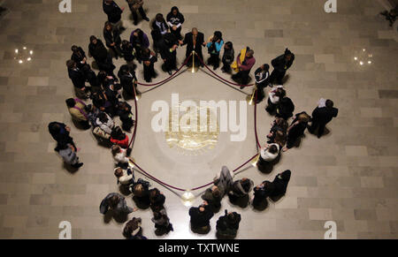 Die Besucher der Missouri State Capitol Building anschauen, wie die Dichtung am Boden der Rotunde bei einem Rundgang durch das Gebäude in Jefferson City, Missouri am Dezember 3, 2010. UPI/Rechnung Greenblatt Stockfoto