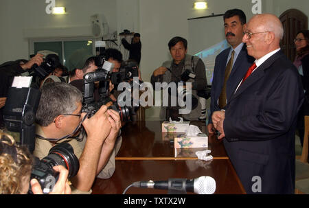 Palästinensische Ministerpräsident Ahmed Qureia wird durch die Presse nach dem Palästinensischen Gesetzgebenden Rat in Ramallah, West Bank, 12. November 2003 fotografiert. {UPI Foto/Debbie Hill} Stockfoto