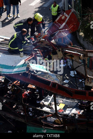 Israelische Rettungskräfte benutzen, sah ein Stück des Daches weg auf einem Bus durch ein Selbstmordattentäter in Jerusalem geblasen zu schneiden, in der Nähe von Premierminister Ariel Sharon's Residence und töteten 10 und 45 wurden verletzt, 29. Januar 2004. Die tödlichen bus Bombe nicht den umstrittenen Gefangenen zwischen Israel und der Hisbollah, die heute zu stoppen. (UPI Foto/Debbie Hill) Stockfoto