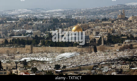 Leichter Schnee bedeckt den Boden rund um die Altstadt von Jerusalem nach einem Winter Schneesturm durch die Region Samstag Nacht brannte, schließen Schulen und Straßen, 15. Februar 2004. (UPI Foto/Debbie Hill) Stockfoto