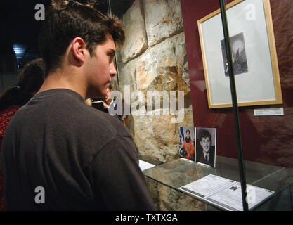 Assaf Ramon, ältester Sohn des israelischen Astronauten Ilan Ramon, Kol., die in der Raumfähre Columbia ums Leben, betrachtet eine besondere Ausstellung, die sein Vater Colonel Ilan Ramon, und die Zeichnung 'Moon Landschaft', dass Ramon in den Raum im Historischen Museum in Yad Vashem Holocaust Museum in Jerusalem, Israel, 18. März 2004. Die Familien der Columbia Crew sind in Israel. (UPI Foto/Debbie Hill-POOL) Stockfoto