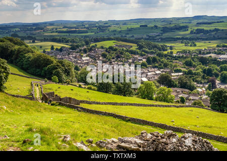 22.06.2019, vereinbaren, North Yorkshire, UkHill entlang Attermire 4 Narbe oben in den Yorkshire Dales National Park an einem Tag im Sommer. Stockfoto