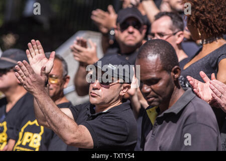 Sao Paulo, Brasilien. 25. Juni 2019. Polizisten nehmen an einem Protest vor dem Hauptquartier der Polizei Hauptquartier. Sie forderten die "richtige" Einstufung ihrer Aufgabe als Risiko Besetzung. Credit: Andre Lucas/dpa/Alamy leben Nachrichten Stockfoto