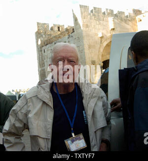 Der ehemalige US-Präsident Jimmy Carter kommt in einem Wahllokal in einem Post im Inneren das Jaffa Tor in der Altstadt, Ostjerusalem, 9. Januar 2005. Carter ist die co-Leiter der Delegation zu beobachten, die palästinensischen Präsidentschaftswahlen und überwachen. Mahmoud Abbas wird erwartet, dass die Wahl als Palästinenser zu gewinnen ihre Stimme abgeben, einen Nachfolger für den verstorbenen Palästinenserführer Jassir Arafat zu wählen. (UPI Foto/Debbie Hill) Stockfoto
