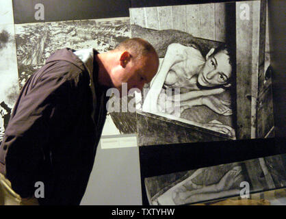 Keith Kilmer, aus Long Beach, Kalifornien, Ansichten eine Ausstellung in Yad Vashem Holocaust Museum in Jerusalem, 24. Januar 2005. Die UNO wird eine spezielle Session, heute halten, der Generalversammlung den 60. Jahrestag der Befreiung der nationalsozialistischen Konzentrationslager in Auschwitz, die am 31.01.27. Geschehen zu gedenken., 1945. (UPI Foto/Debbie Hill) Stockfoto