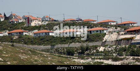 Einen teilweisen Blick auf die Israelische Siedlung Homesh, in der Nähe von Nablus in der West Bank, 28. April 2005. Die Homesh Siedlung ist einer von vier jüdischen Siedlungen für den Ausbau unter der israelischen Premierminister Ariel Sharons Rückzugsplan für den Rückzug aus dem Gaza-Streifen und aus vier Siedlungen im Westjordanland geplant. (UPI Foto/Debbie Hill) Stockfoto