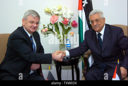 Der deutsche Außenminister Joschka Fischer, Links, shakeshands mit palästinensischen Präsidenten Mahmud Abbas, rechts in die muqata in Ramallah, West Bank, 14. Juli 2005. (UPI Foto/Debbie Hill) Stockfoto