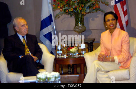 US-Außenministerin Condoleezza Rice trifft sich mit israelischen Stellvertretenden Ministerpräsidenten Shimon Peres in Jerusalem, 23. Juli 2005. (UPI Foto/Debbie Hill-Pool) Stockfoto