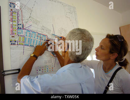 Ein israelischer Siedler wirft einen Blick auf eine Karte, die die Position Ihres neuen Mobilheim in Nitzan, im Süden Israels, 1. August 2005. Die vorübergehende Unterbringung wird von der Regierung für die israelischen Siedler, die vor der bevorstehenden Rückzug aus dem Gazastreifen zu bewegen möchten. Der israelische Premierminister Ariel Sharon sagte, dass über die Hälfte der in Frage kommenden Bewohner des Gazastreifens ausgefüllt haben Anwendungen, eine Entschädigung vom Rückzug Behörde zu erhalten. (UPI Foto/Debbie Hill) Stockfoto