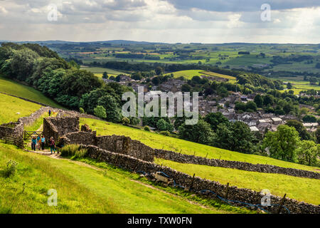 22.06.2019, vereinbaren, North Yorkshire, UkHill entlang Attermire 4 Narbe oben in den Yorkshire Dales National Park an einem Tag im Sommer. Stockfoto