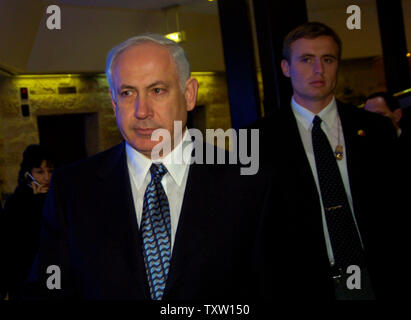 Binyamin Netanyahu, der Vorsitzende der Likud-partei, nimmt an der Konferenz der Präsidenten der wichtigsten jüdischen US-Verbände im Inbal Hotel in Jerusalem, 16. Februar 2006. (UPI Foto/Debbie Hill) Stockfoto