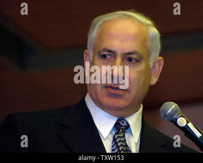 Binyamin Netanyahu, der Vorsitzende der Likud-partei, spricht auf der Konferenz der Präsidenten der wichtigsten jüdischen US-Verbände im Inbal Hotel in Jerusalem, 16. Februar 2006. (UPI Foto/Debbie Hill) Stockfoto