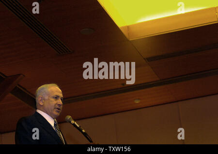 Binyamin Netanyahu, der Vorsitzende der Likud-partei, spricht auf der Konferenz der Präsidenten der wichtigsten jüdischen US-Verbände im Inbal Hotel in Jerusalem, 16. Februar 2006. (UPI Foto/Debbie Hill) Stockfoto