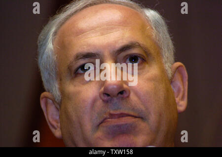 Binyamin Netanyahu, der Vorsitzende der Likud-partei, spricht auf der Konferenz der Präsidenten der wichtigsten jüdischen US-Verbände im Inbal Hotel in Jerusalem, 16. Februar 2006. (UPI Foto/Debbie Hill) Stockfoto